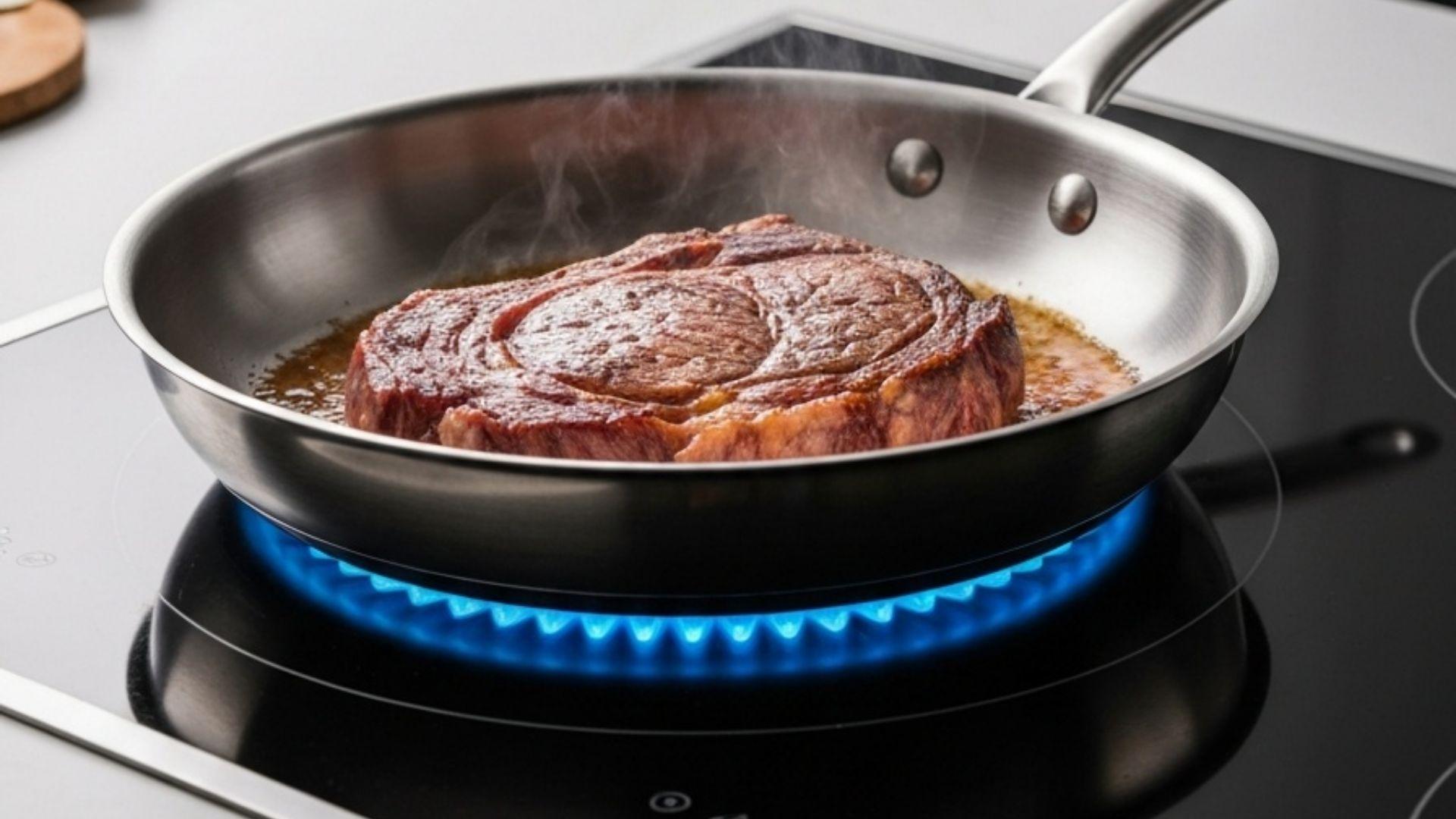 Stegepande på moderne induktionskogeplade med skarp stegning