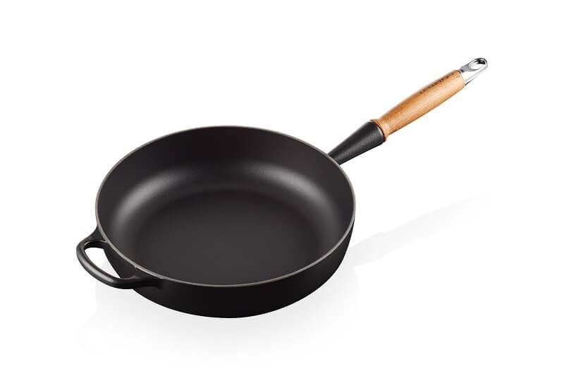 Le Creuset Signature sauterpande 28 cm i emaljeret støbejern med træhåndtag