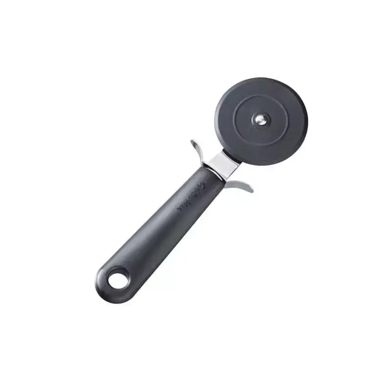 GastroMax pizzaskærer 20 cm i sort plast med rundt hjul